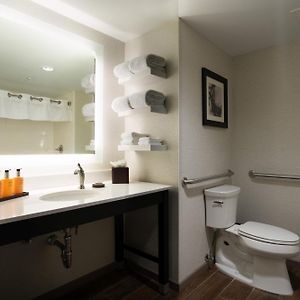 Habitación con Cama Queen Adaptada para Discapacitados